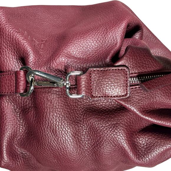 DOUCALS BURGUNDY LEATHER WEEKEND DUFFEL BAG NEVER USED - Picture 6 of 10